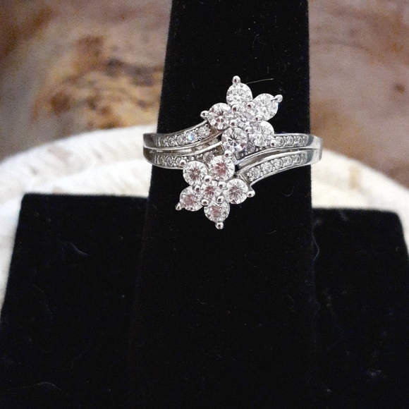 MOISSANITE BYPASS FLOWER RING - Picture 2 of 10